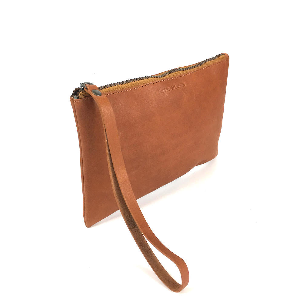 LEATHER CLUTCH CAMEL by MADE FREE®