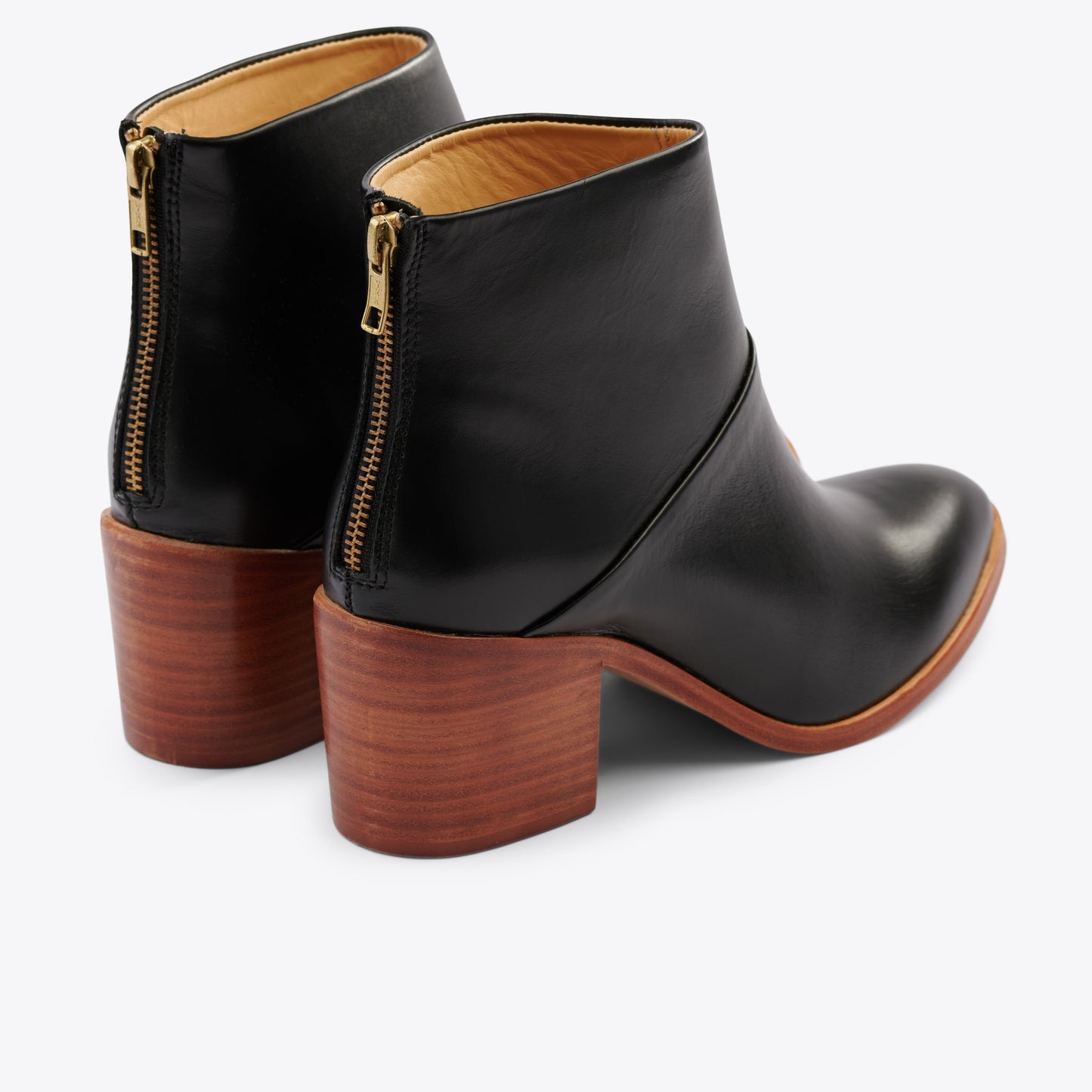 
                  
                    Dari Boot Black
                  
                
