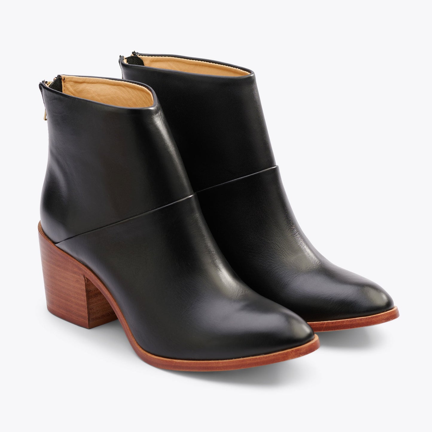 
                  
                    Dari Boot Black
                  
                