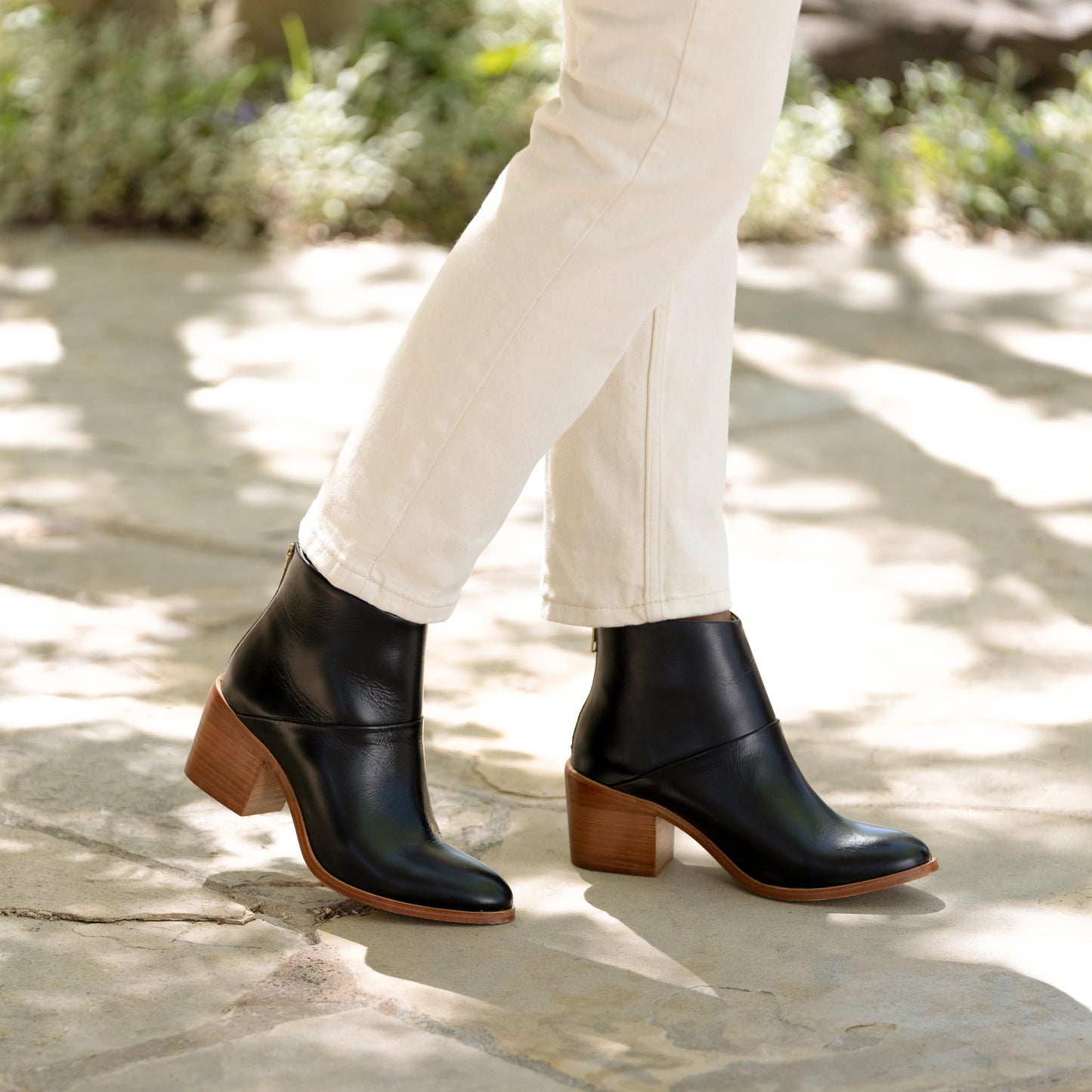 
                  
                    Dari Boot Black
                  
                