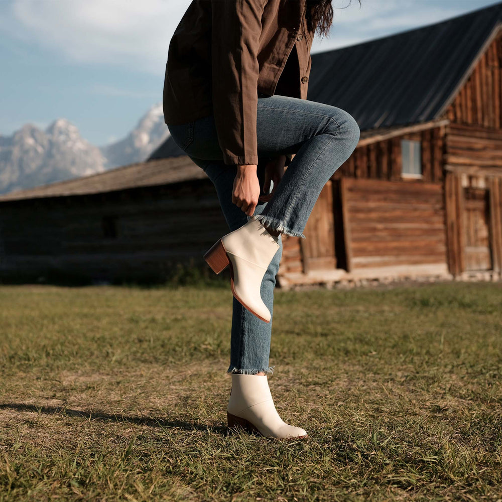 
                  
                    Dari Boot Bone
                  
                